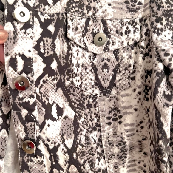 Bar III Stretch Snake Skin Denim Jacket Cropped Sz Large. - Picture 6 of 6